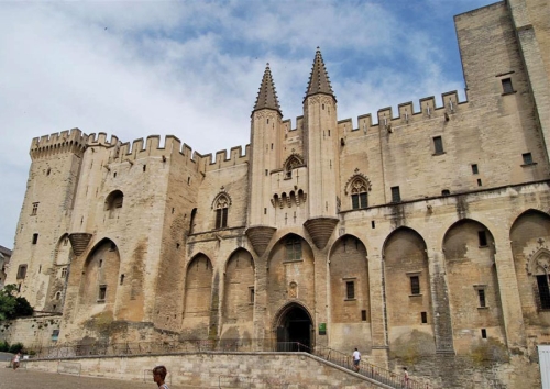 Комплекс папского дворца в Авиньоне. Старый дворец (1334&mdash;1342 гг.)&nbsp; построен при Бенедикте XII, Новый дворец (1342&mdash;1352 гг.) - при Клименте VI, стиль готика