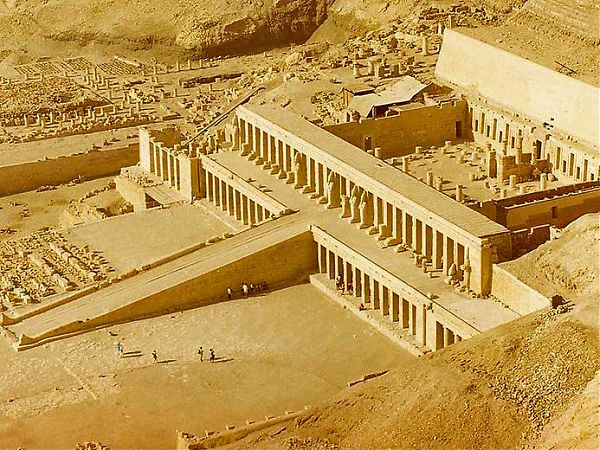 Храм в Дейр-эль-Бахри с гипостильным залом