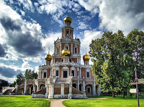 Церковь Покрова в Филях, построеная на средства Л. Нарышкина 1690-1694 гг. 