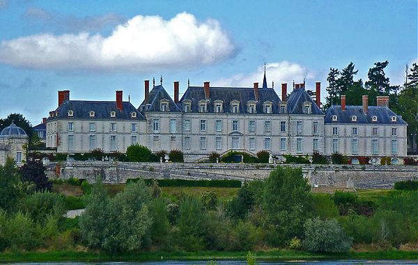 Луарское шато маркизы де Помпадур. А. Ж. Габриэль расширил дворец, а после смерти Помпадур его реставрировал Жак Жермен Суффло. 