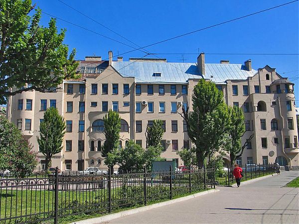 Доходный дом Б. Купермана - "дом-пряник"  построен в стиле петербургского модерна. Архитектор А Лишневский. 1910-1913 гг.