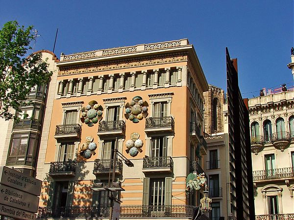 Декор фасада «Дома с зонтиками» (Casa del paraguas) - Дом Бруно Куадроса (Casa Bruno Quadros). Архитектор модернист Жозеф Виласек. Барселона. Испания. 1890 г.