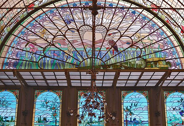 Пример витражей в стиле модерн в здании школы (Wintergarden of the school of the Ursulines, Onze-Lieve-Vrouw-Waver). Бельгия. 1900.