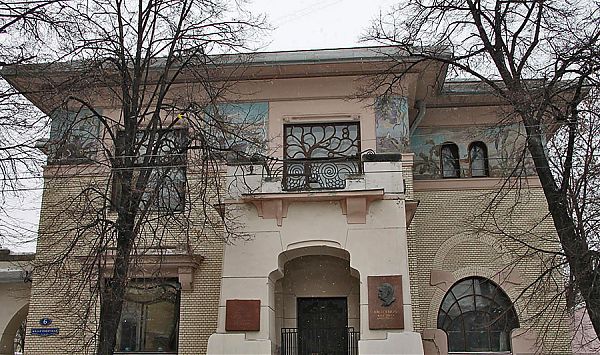 Ирисы на фасаде особняка Рябушинского на Малой Никитской улице. Проект архитектора Ф. Шехтеля. 1902-1904 гг.