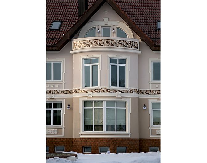 Декор эркера дома с мозаикой