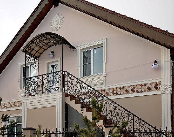 Лестница с наружи бокового фасада дома, ограждение ажурная кованная  решетка