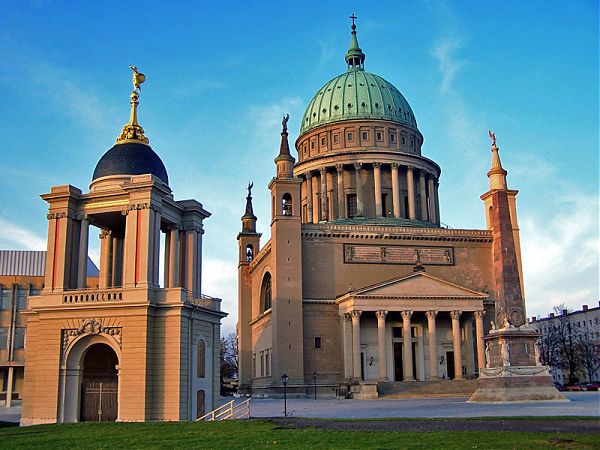 Церковь Святого Николая (Николаикирхе, St. Nikolaikirche) в Потсдаме в стиле классицизм по проекту архитекторов Карда Фридриха Шинкеля в 1830—1837 гг. Купол возведён в 1843—1850 гг. В конце Второй мировой войны церковь была разрушена, восстановлена в 1981