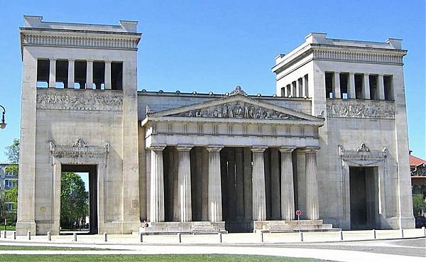 Пропилеи баварского зодчего Лео фон Кленце (1784—1864 гг.) – за основу взят афинский Парфенон. Это входные ворота площади Кёнигсплатц, спроектированной по античному образцу. Кёнигсплатц, Мюнхен, Бавария.