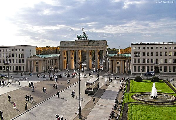 Бранденбургские ворота (Brandenburger Tor) — архитектурный памятник классицизма в центре Берлина. 1788—1791 гг. архитектор К. Г.Лангханс.