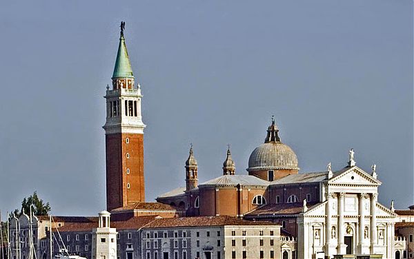 Базилика Сан-Джорджо Маджоре (Giorgio Maggiore). Вокруг некоторых окон выступающие каменные наличники. У других окон наличники формируются системой кладки. Архитектор Палладио. Венеция. Остров Сан-Джорджо Маджоре. 1566 – 1610 гг.
