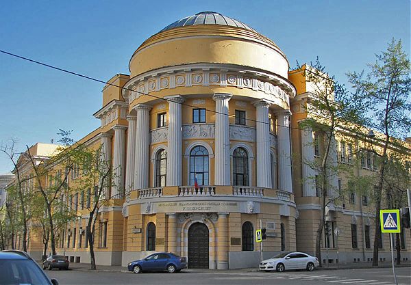 Здание Высших женских курсов на Малой Пироговской улице в Москве в стиле неоклассицизм. 1913г. Архитектор С. У. Соловьев (Сергей Устинович (Иустинович) Соловьёв. 1859 —1912 гг.)