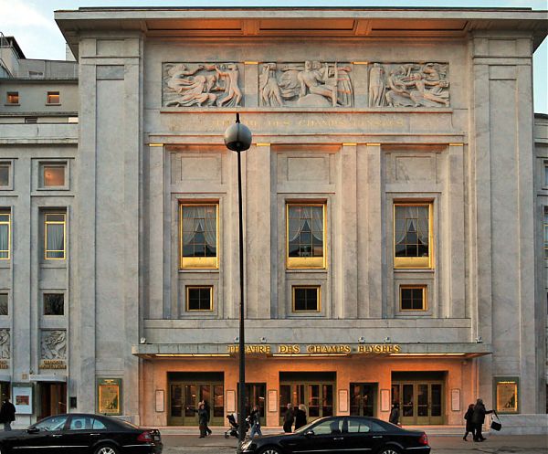 Театр на Елисейских полях в Париже (Le Theatre des Champs Elysees). 1913 г. архитекторы братья Пере, скульптор Бурдель.