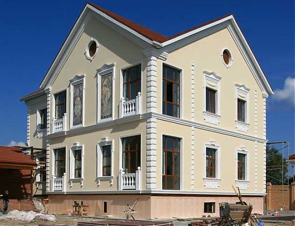 Классический вид коттеджу придают фронтоны, балюстрады под окнами, наличники, лепнина, а также художественное оформление стен, окруженное наличниками, подобные оконным.