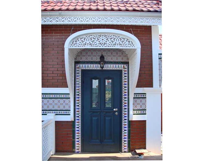 Обрамление входной двери дома в восточном стиле