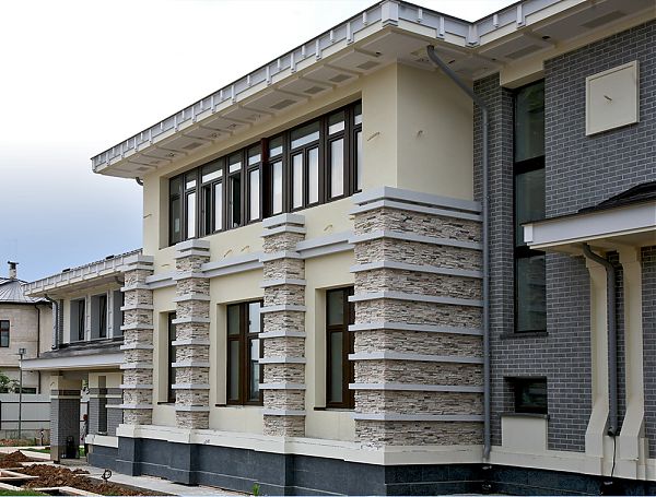 Фрагмент фасада дома в Позняково