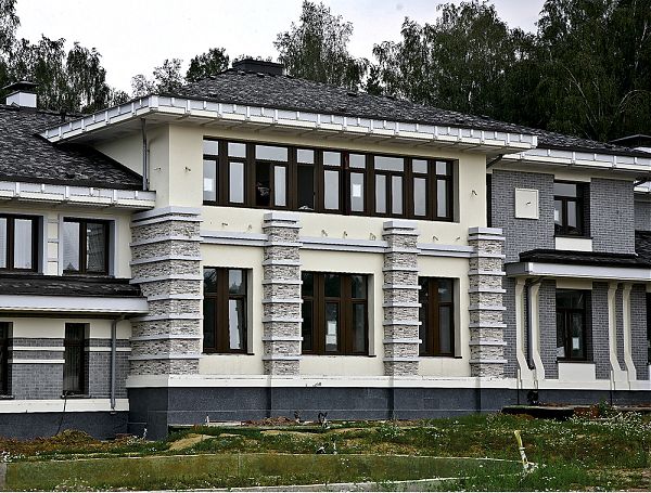 Центральная часть фасада дома в Позняково