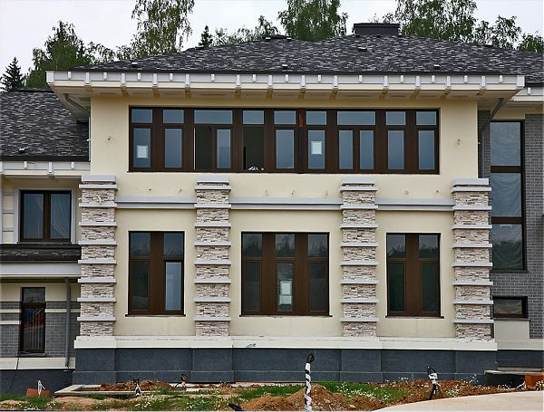 Фрагмент центральной части фасада дома в Позняково