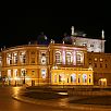 Вечерний снимок бокового фасада в оперный театр