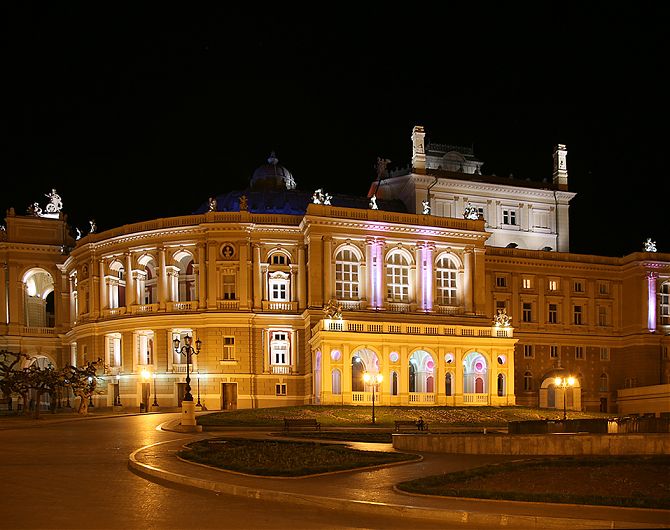 Вечерний снимок бокового фасада в оперный театр