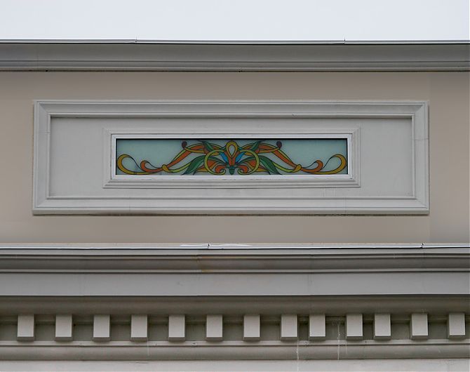 Фрагмент фасада с декоративным панно
