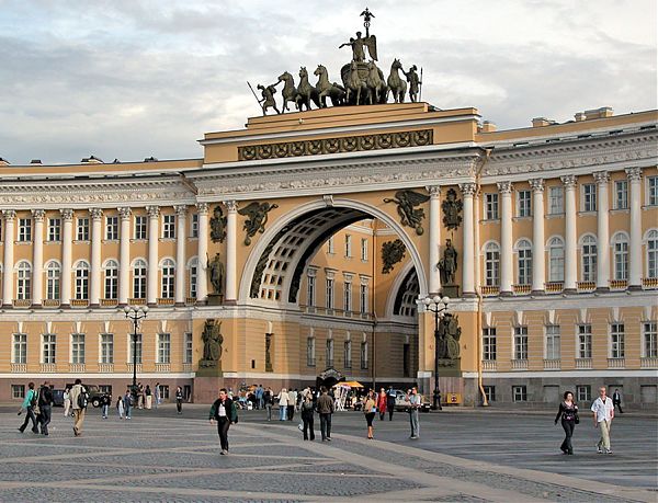 Русский ампир – арка Генерального штаба в Петербурге по проекту архитектора К. Росси в 1820-1829 гг.