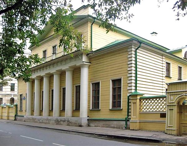 На фото: Памятник "деревянному ампиру" - дом Поливанова в Денежном переулке.