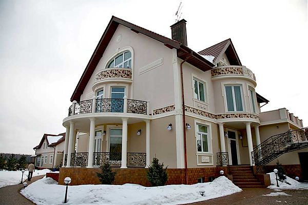 Дом в поселке Подмосковья оформлен по мотивам стиля классицизм.