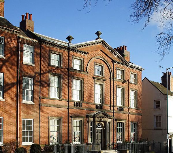 Дом в георгианском стиле, построенный архитектором Джозефом Пикфордом (Pickford's House Museum) в 1760 году.